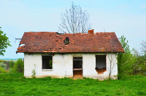 Ancienne maison abandonnée avec toit cassé — Photo