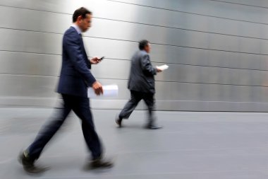 hareketli iş insanlar sokakta yürürken bulanık