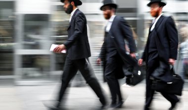 hareketli iş insanlar sokakta yürürken bulanık