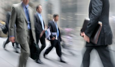 hareketli iş insanlar sokakta yürürken bulanık