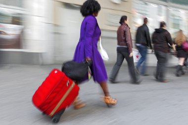 hareketli iş insanlar sokakta yürürken bulanık