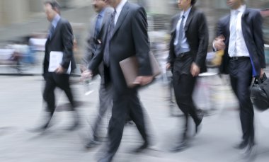 hareketli iş insanlar sokakta yürürken bulanık