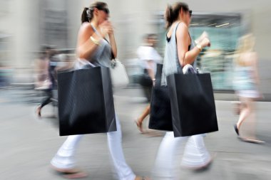 İnsanlar şehirde alışveriş yapıyor.