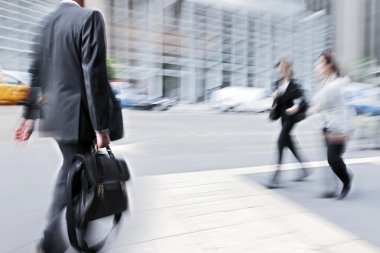 hareketli iş insanlar sokakta yürürken bulanık