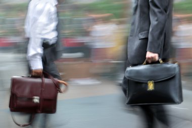 hareketli iş insanlar sokakta yürürken bulanık