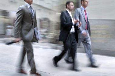 hareketli iş insanlar sokakta yürürken bulanık