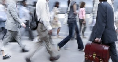 hareketli iş insanlar sokakta yürürken bulanık