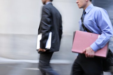 hareketli iş insanlar sokakta yürürken bulanık