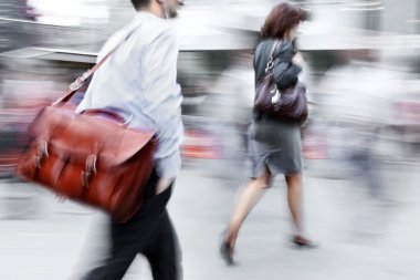 hareketli iş insanlar sokakta yürürken bulanık