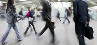 hareketli iş insanlar sokakta yürürken bulanık