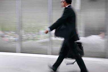 hareketli iş insanlar sokakta yürürken bulanık