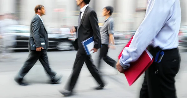 Movimento sfocato uomini d'affari che camminano per strada — Foto Stock