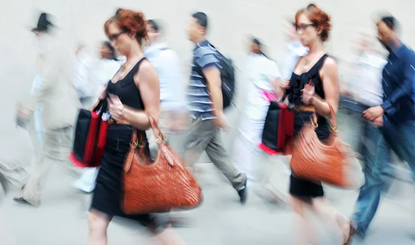 Movimiento borrosa gente de negocios caminando por la calle —  Fotos de Stock