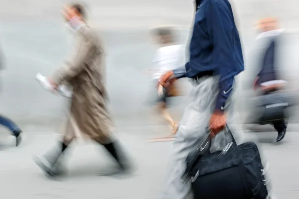 Movimento sfocato uomini d'affari che camminano per strada — Foto Stock