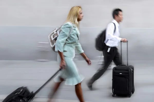 Beweging wazig mensen uit het bedrijfsleven lopen op de straat — Stockfoto