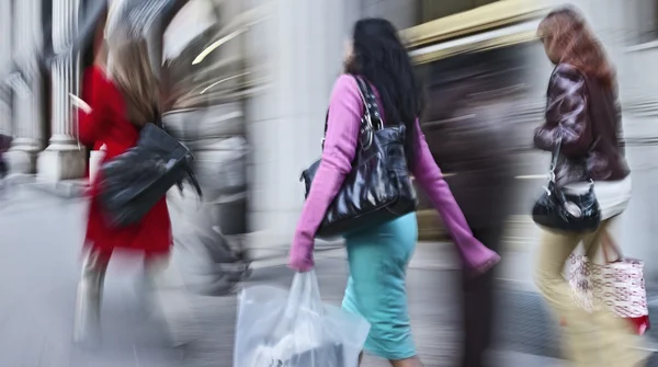 Pessoas que fazem compras na cidade — Fotografia de Stock