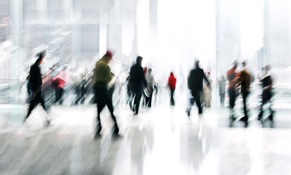 группа людей в бизнес-центре лобби
