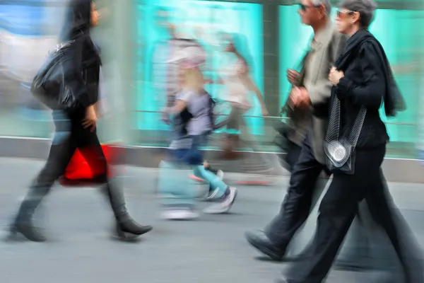 Mensen winkelen in de stad — Stockfoto