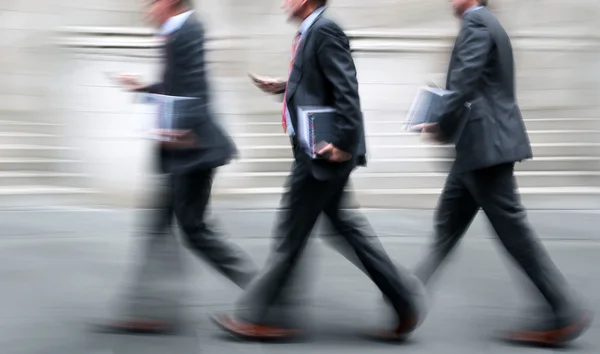 Movimento sfocato uomini d'affari che camminano per strada — Foto Stock