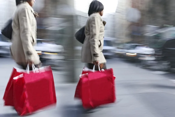 Pessoas que fazem compras na cidade — Fotografia de Stock