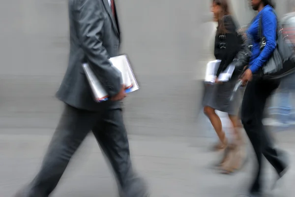 Beweging wazig mensen uit het bedrijfsleven lopen op de straat — Stockfoto