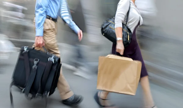 Mensen winkelen in de stad — Stockfoto