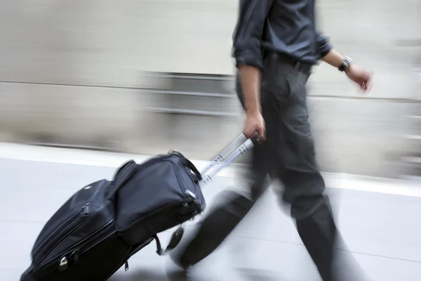 Movimento sfocato uomini d'affari che camminano per strada — Foto Stock