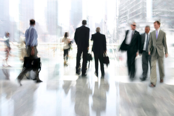 группа людей в бизнес-центре лобби
