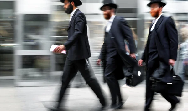 Movimiento borrosa gente de negocios caminando por la calle — Foto de Stock