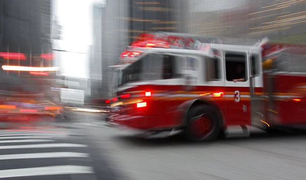 Bomberos y bomberos brigada en la ciudad — Foto de Stock