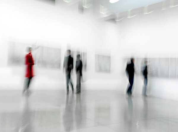 люди в центре художественной галереи
