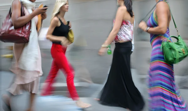 Pessoas que fazem compras na cidade — Fotografia de Stock