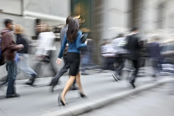 Movimento turvo pessoas de negócios andando na rua — Fotografia de Stock