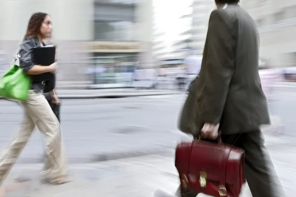 Ruch niewyraźne spaceru na ulicy ludzi biznesu — Zdjęcie stockowe