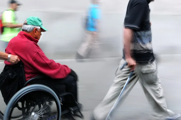 Инвалиды на городской улице — стоковое фото