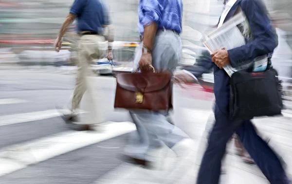 Bewegung verschwommen Geschäftsleute auf der Straße — Stockfoto