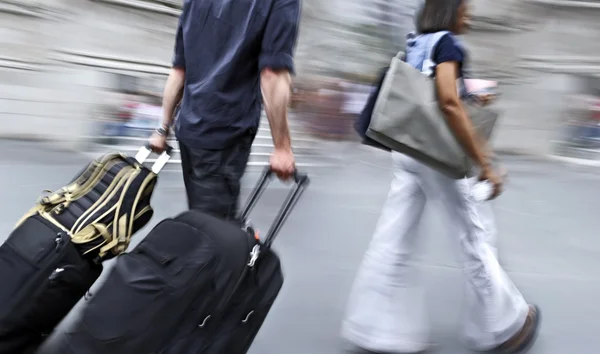 Movimento turvo pessoas de negócios andando na rua — Fotografia de Stock