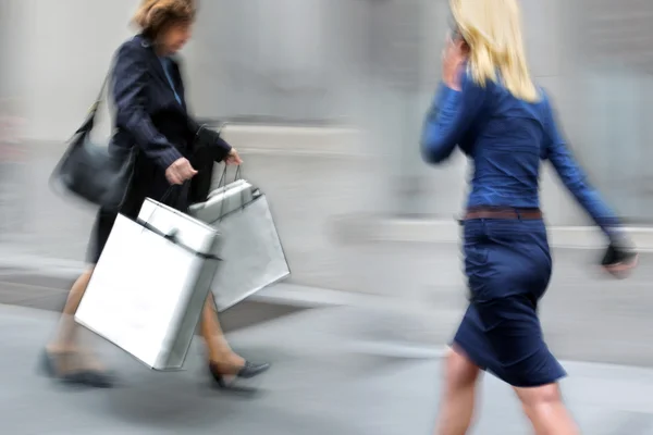 Menschen kaufen in der Stadt ein — Stockfoto