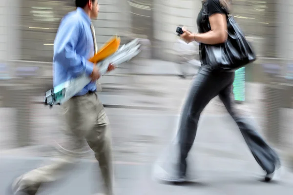 Movimiento borrosa gente de negocios caminando por la calle —  Fotos de Stock