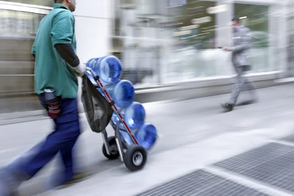 Acqua di mandata con carrello — Foto Stock