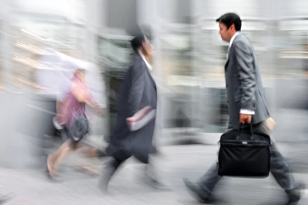 Movimento turvo pessoas de negócios andando na rua — Fotografia de Stock