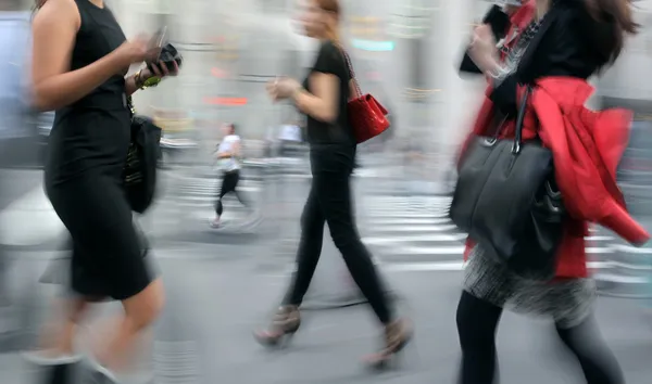 Beweging wazig mensen uit het bedrijfsleven lopen op de straat — Stockfoto