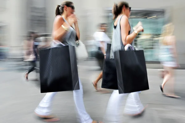 Menschen kaufen in der Stadt ein — Stockfoto