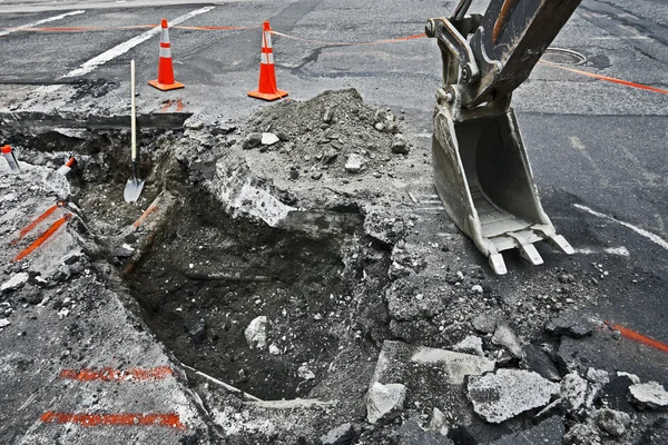 Réparation de rues dans les zones urbaines de la ville — Photo