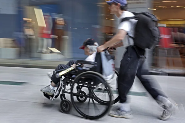 Handicapés dans une rue de la ville — Photo