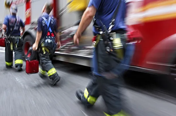 Bombeiros e bombeiros brigada na cidade — Fotografia de Stock