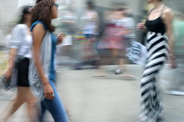 Pessoas que fazem compras na cidade — Fotografia de Stock