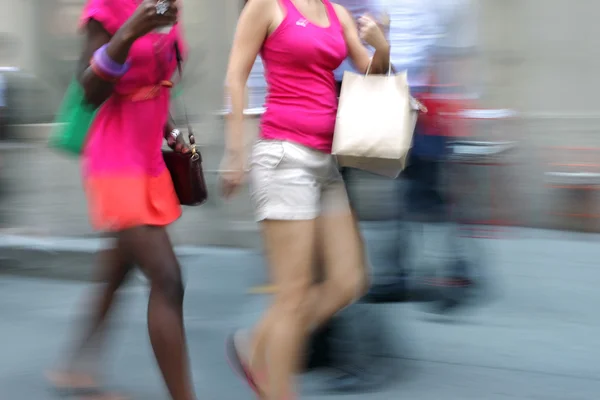 Pessoas que fazem compras na cidade — Fotografia de Stock