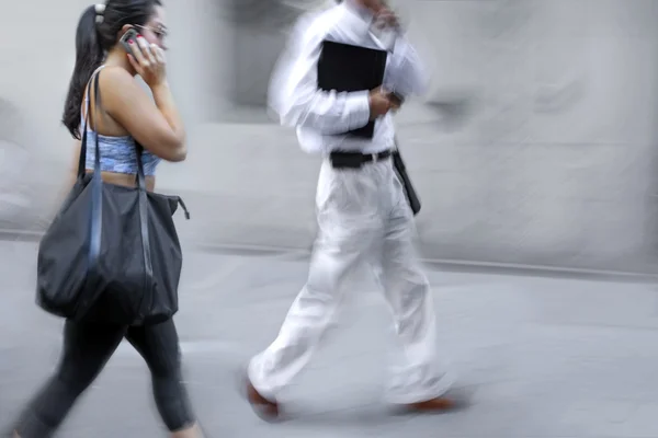 Movimiento borrosa gente de negocios caminando por la calle — Foto de Stock