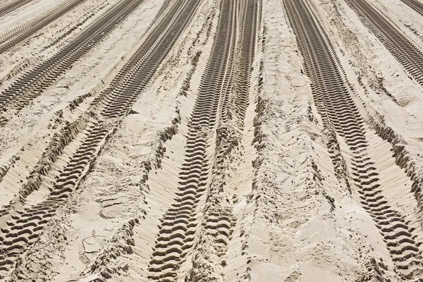 Tracce di pneumatici su una spiaggia — Foto Stock